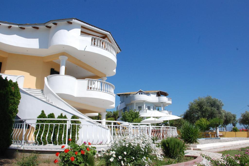 Villa Alex Riza  Luaran gambar
