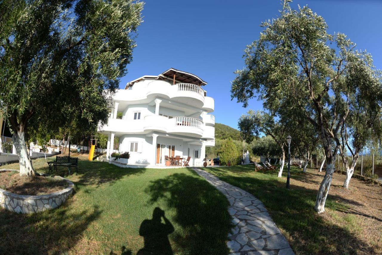 Villa Alex Riza  Luaran gambar